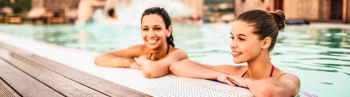 freundinnen-entspannen-am-pool-istock_56462170_large-2-1200×335