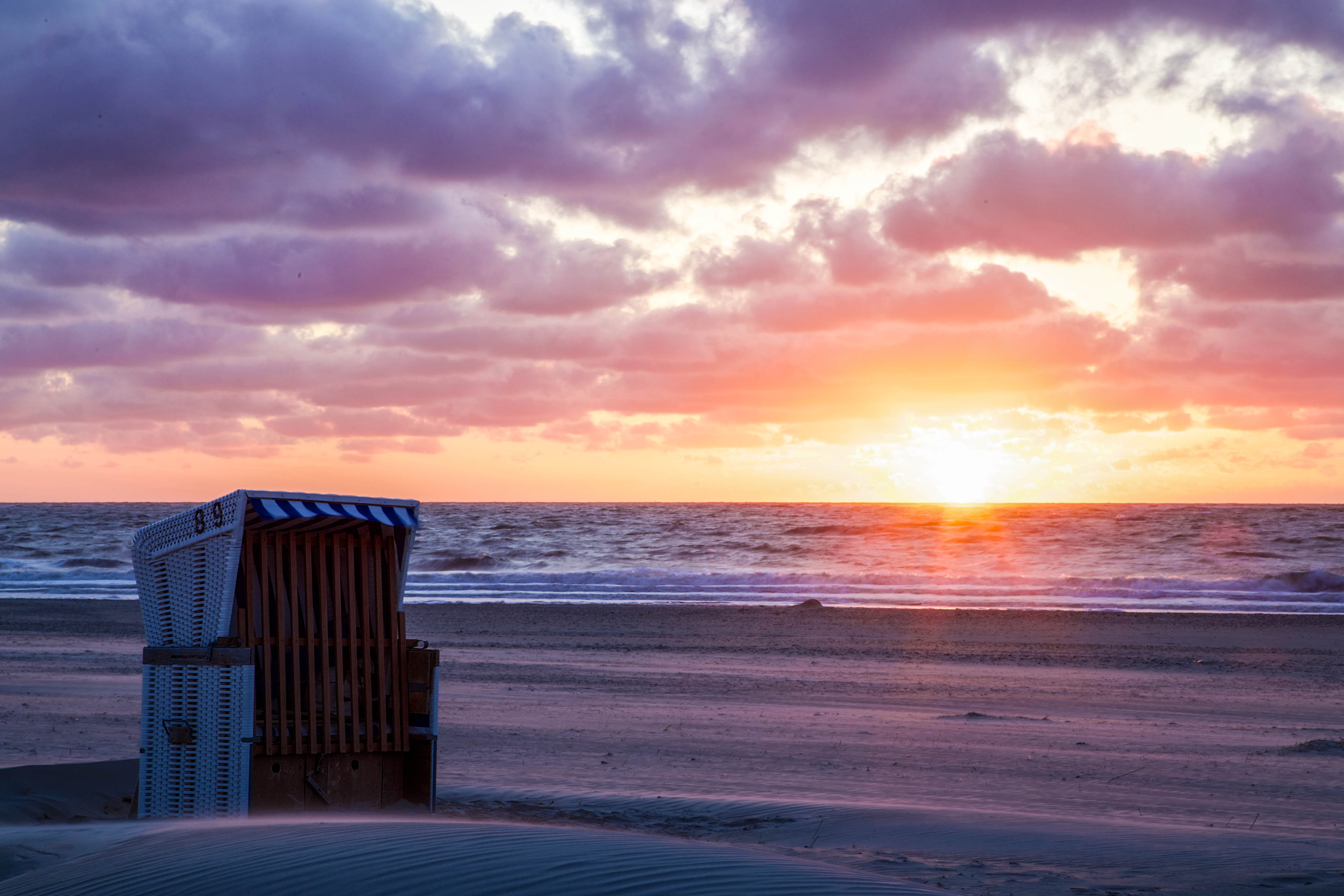 sonnenuntergang-am-strand-istock_68972163_xlarge-2