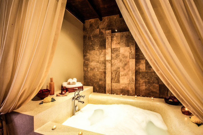 asiatischen-stil-im-whirlpool-spa-zimmer-istock_36904602_large-2-707x470