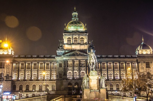 Beleuchtetes, prächtiges Gebäude mit goldener Kuppel bei Nacht, Statue eines Reiters zentral im Vordergrund, umgeben von hell erleuchteten Fenstern und leuchtenden Straßenlaternen rechts und links.
