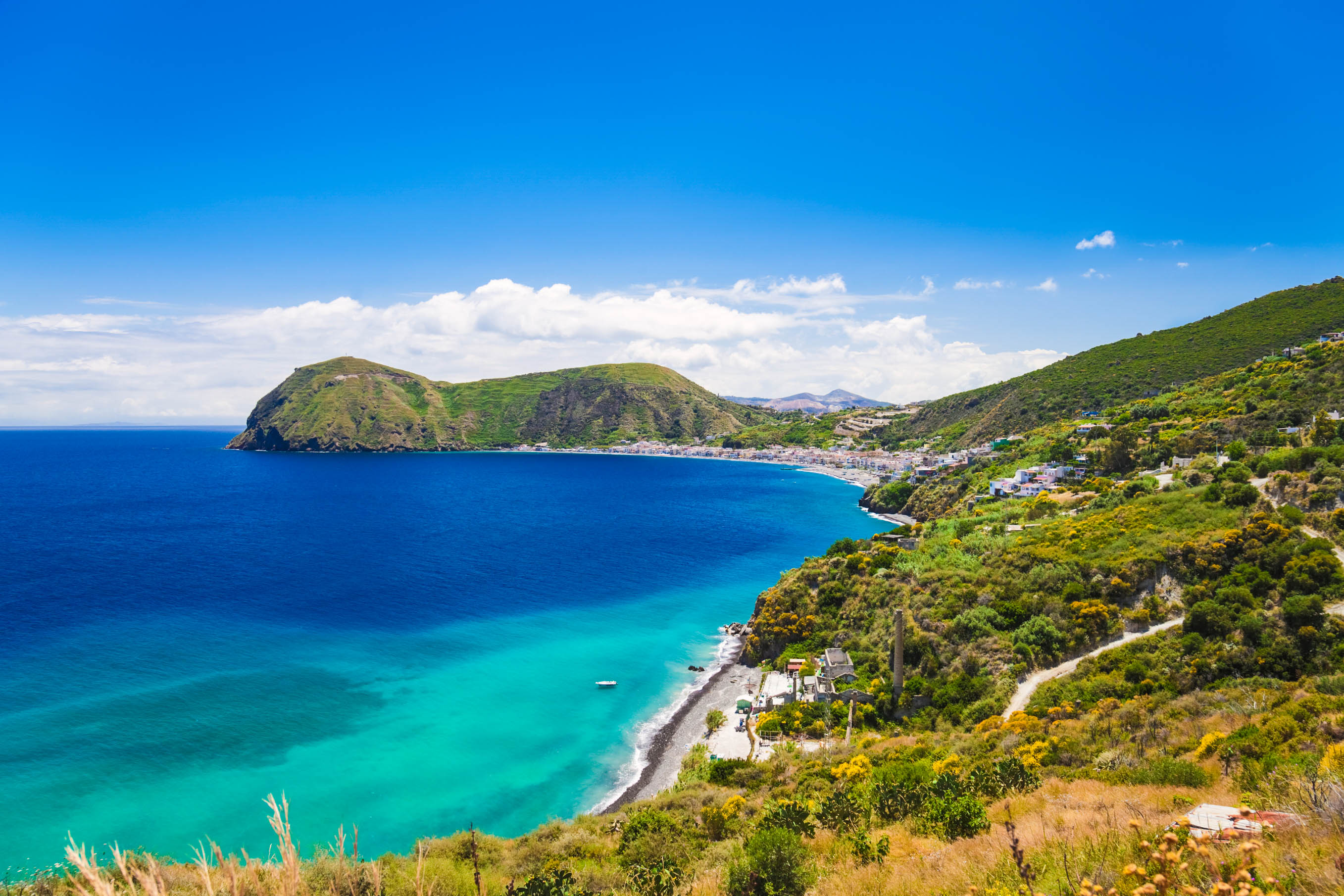 Die Küste der Liparischen Inseln fällt teils steil ins türkise Meer ab.