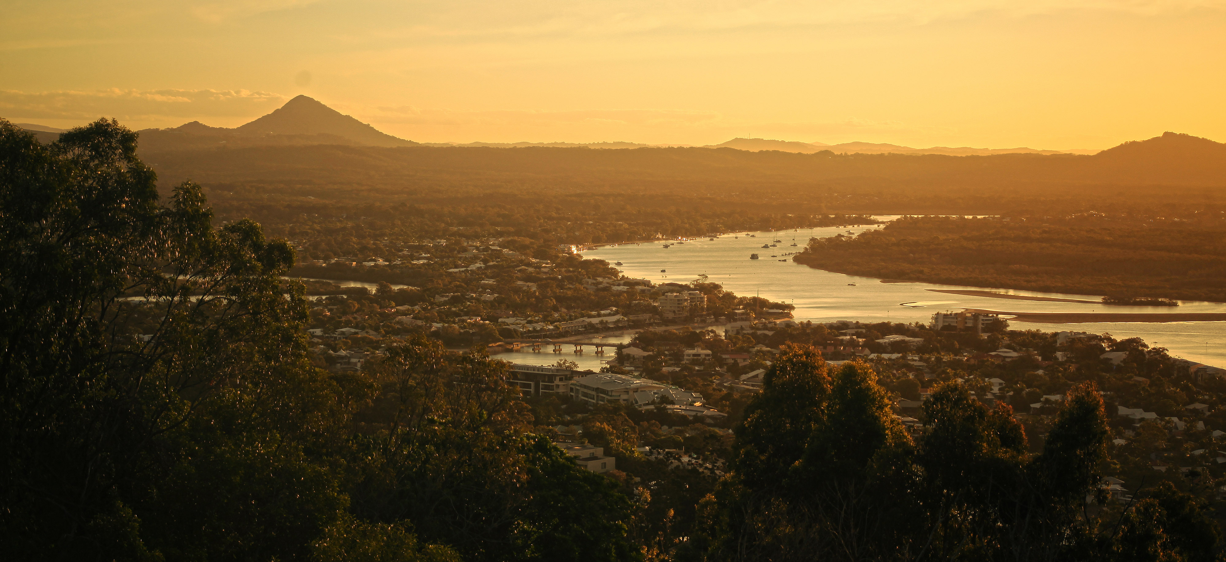 Fluss bei Noosa, Australien bei Dämmerung