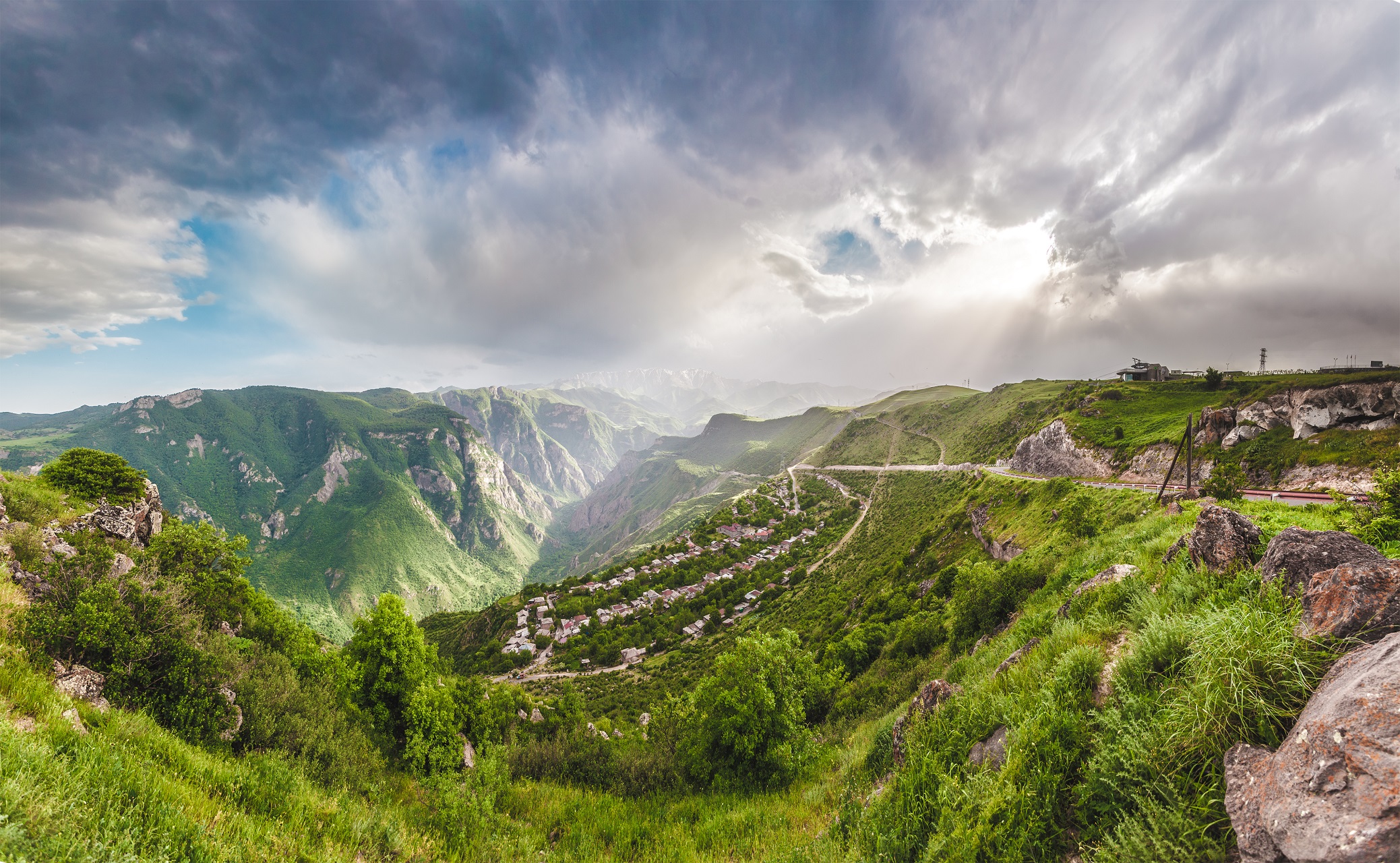 Eine Schlucht in Armenien wird von der Sonne angestrahlt.