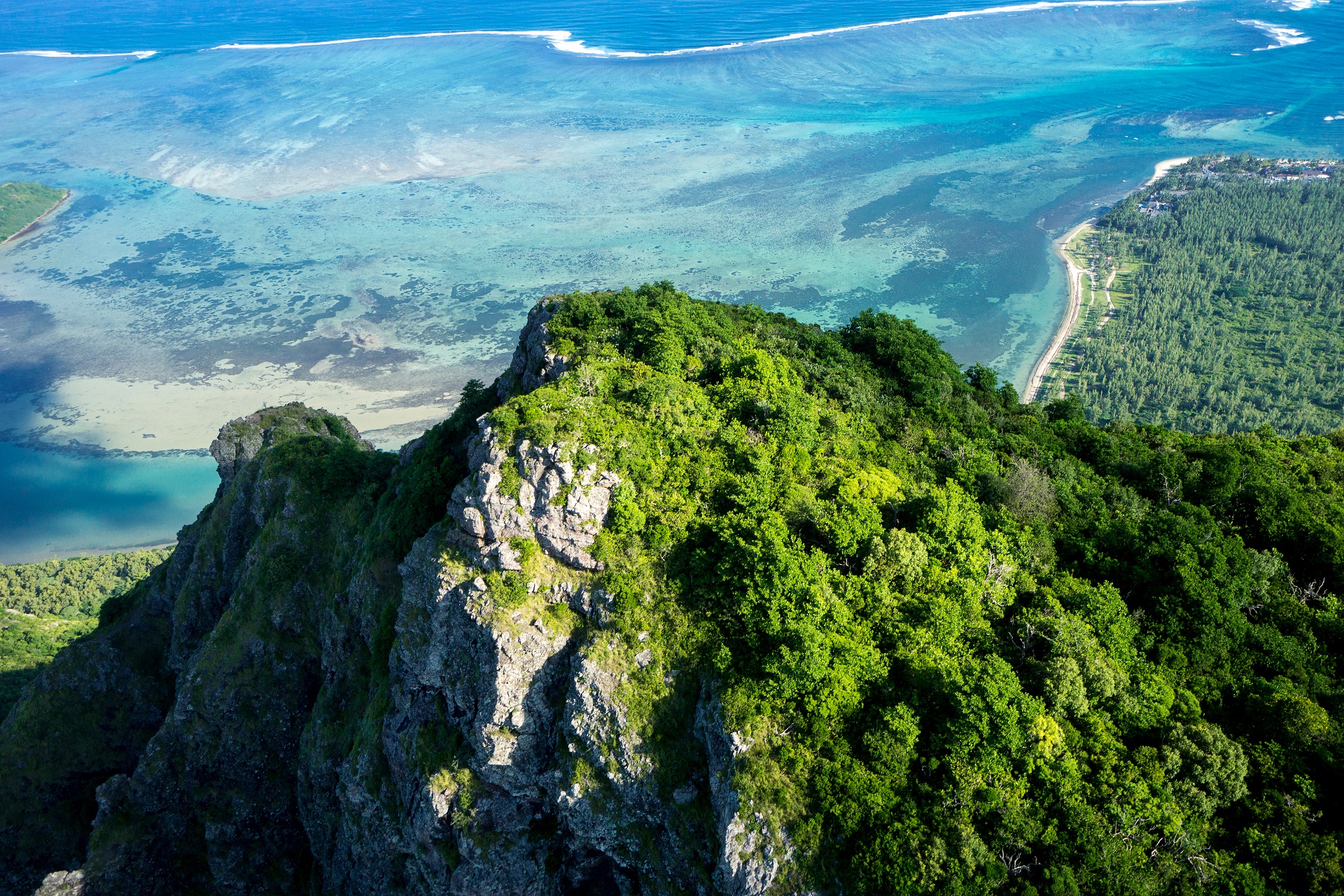 Vom Le Morne Brabant auf Mauritius habt ihr einen tollen Ausblick auf den Unterwasser-Wasserfall