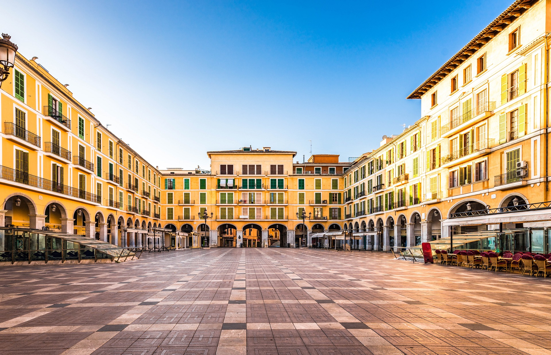 Der Plaza de Major in Palma de Mallorca an einem sonnigen Tag.