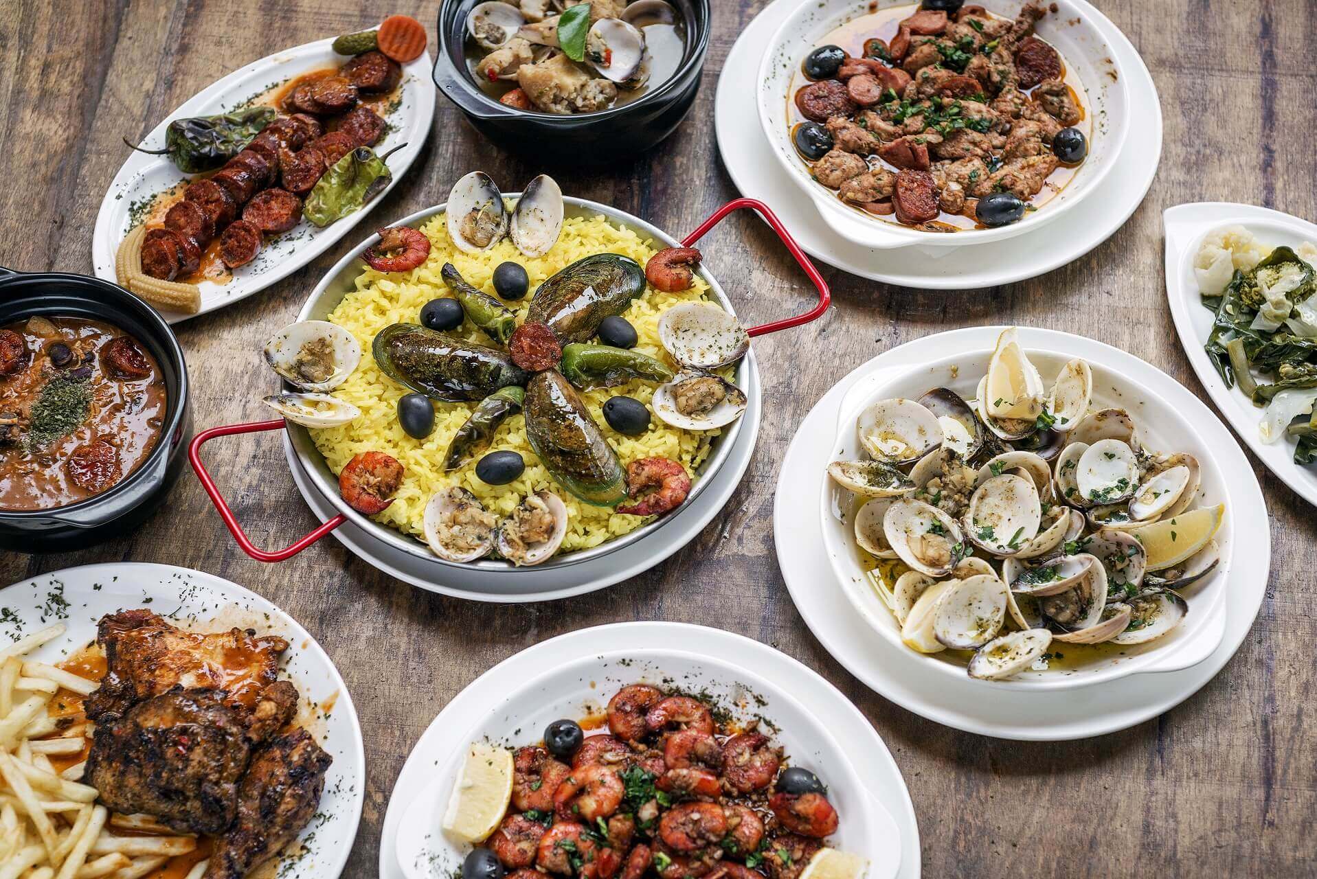 Verschiedene typisch portugiesische Gerichte mit Meeresfrüchten, Fisch und Fleisch.