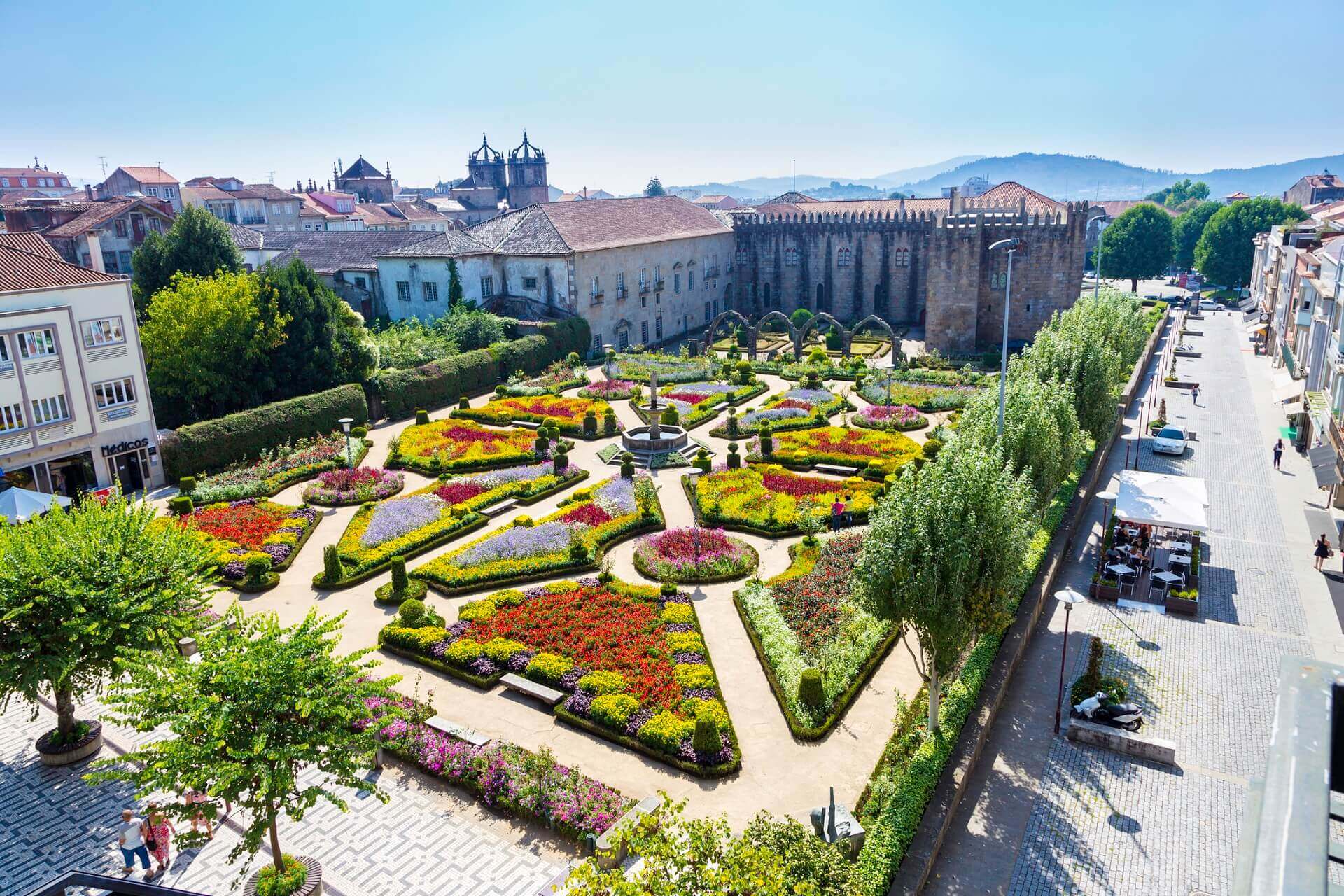 Bunter Garten in der Stadt Braga.