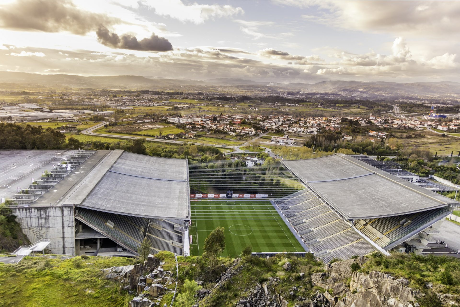 Das Stadion von Braga mit zwei gegenüberliegenden, überdachten Tribünen.