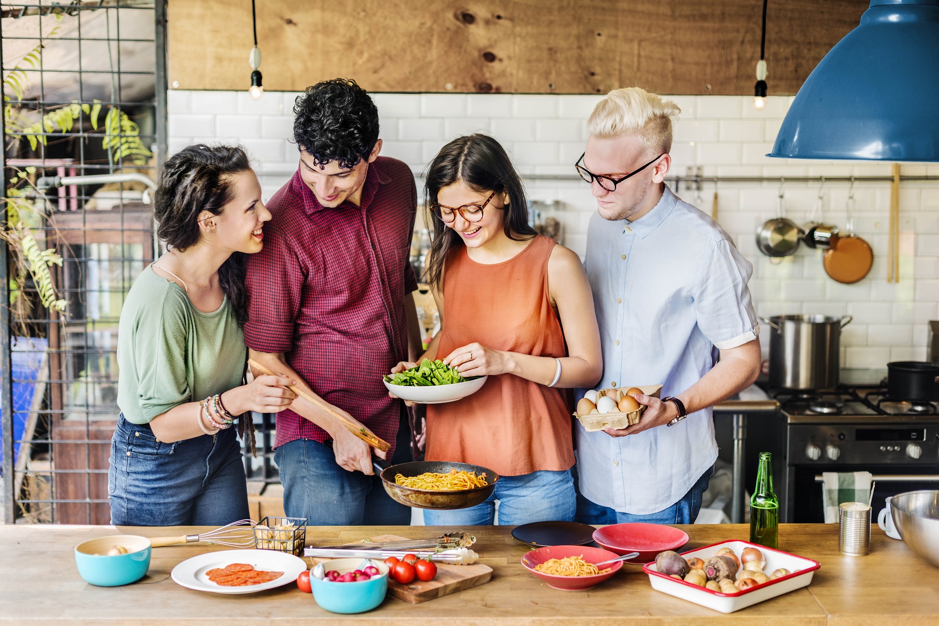 Ein paar Freunde kochen zusammen.