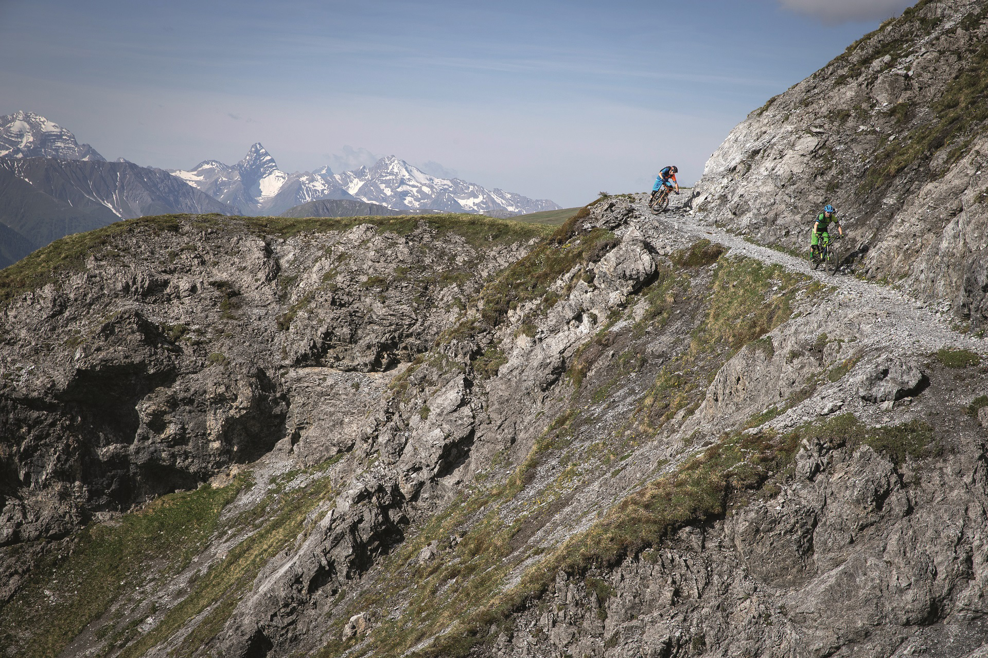Radfahrer auf dem Alps Epic Trail in der Schweiz