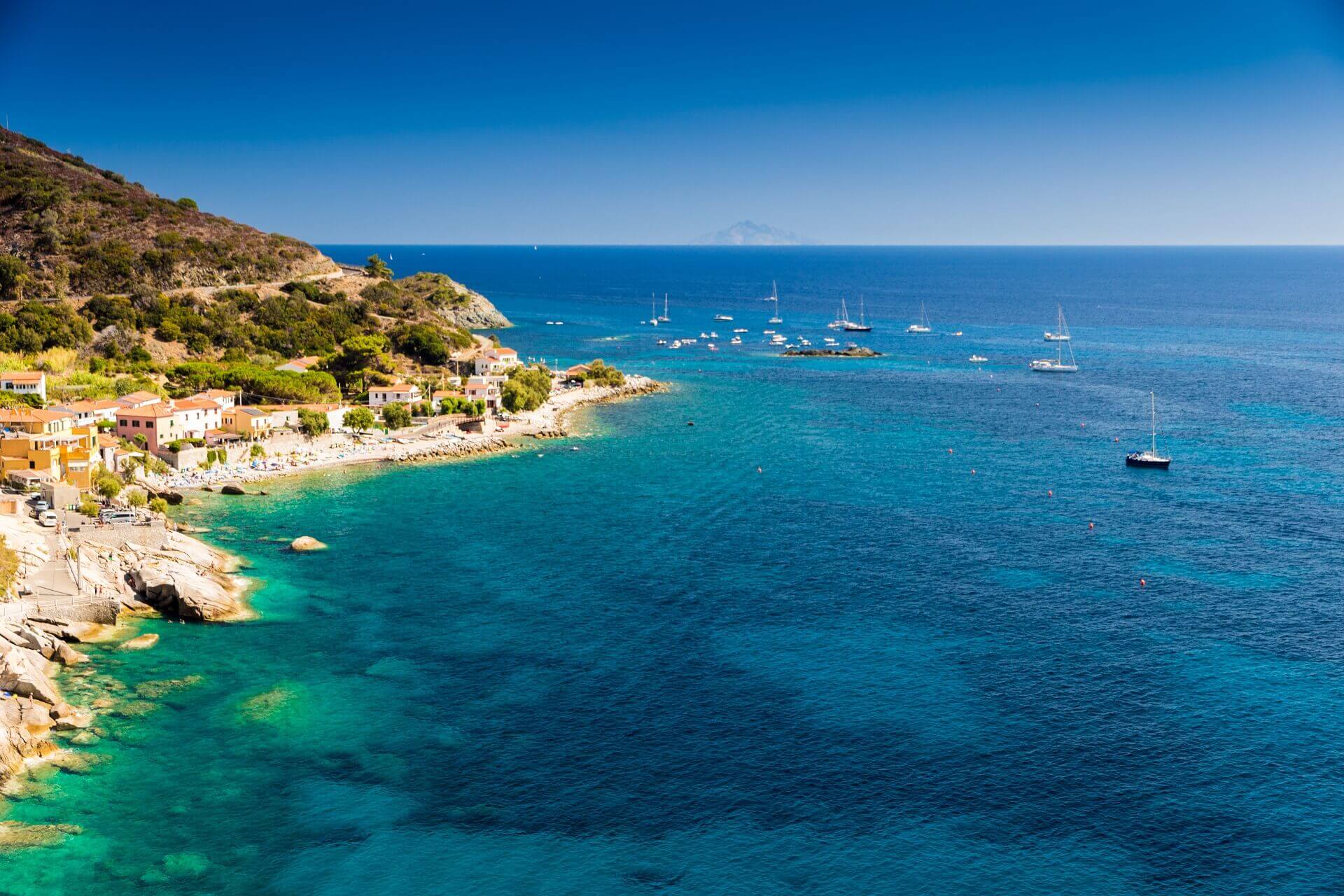 Der Strand von Pomonte auf Elba ist sehr beliebt