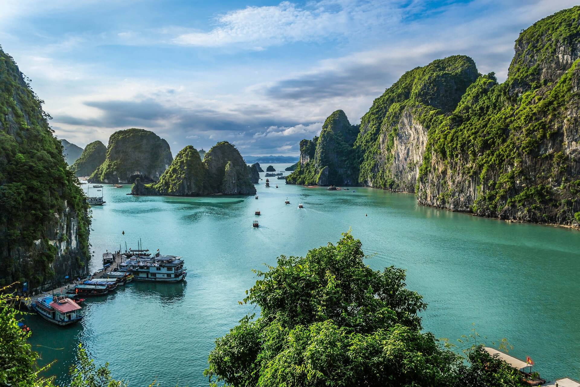 Die Halong Bay ist ein beliebtes Ziel von Profi Backpackern in Asien