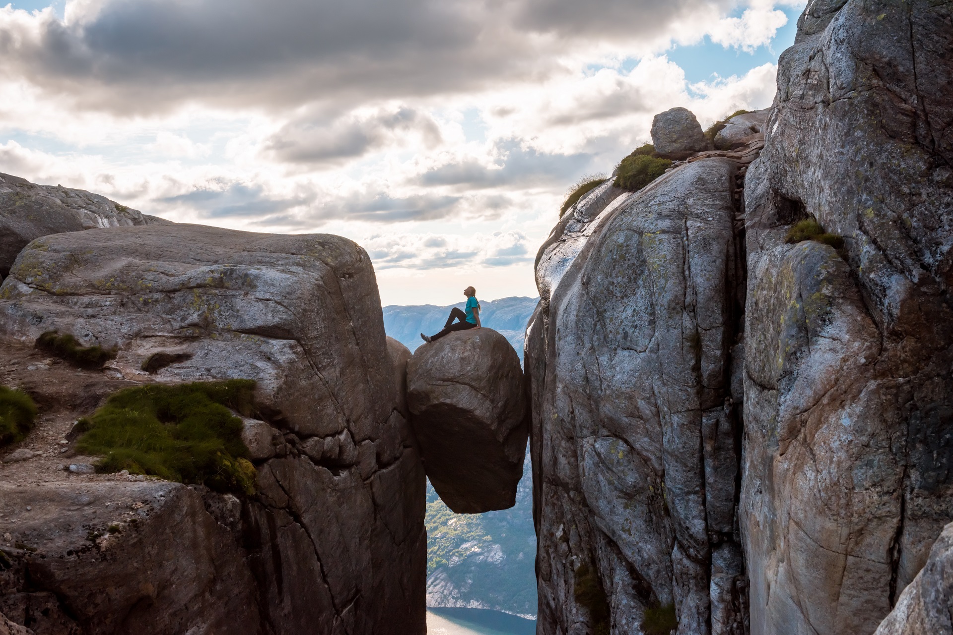 Ein großer, runder Felsbrocken, der in einer schmalen Felsspalte zwischen zwei steilen Klippen steckt. Er schwebt scheinbar frei über einem fast 1.000 Meter tiefen Abgrund und ist ein beliebter Fotospot für mutige Besucher.