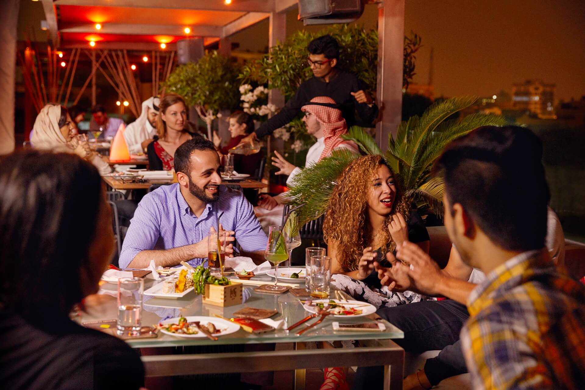 Freunde beim Essen in Bahrain