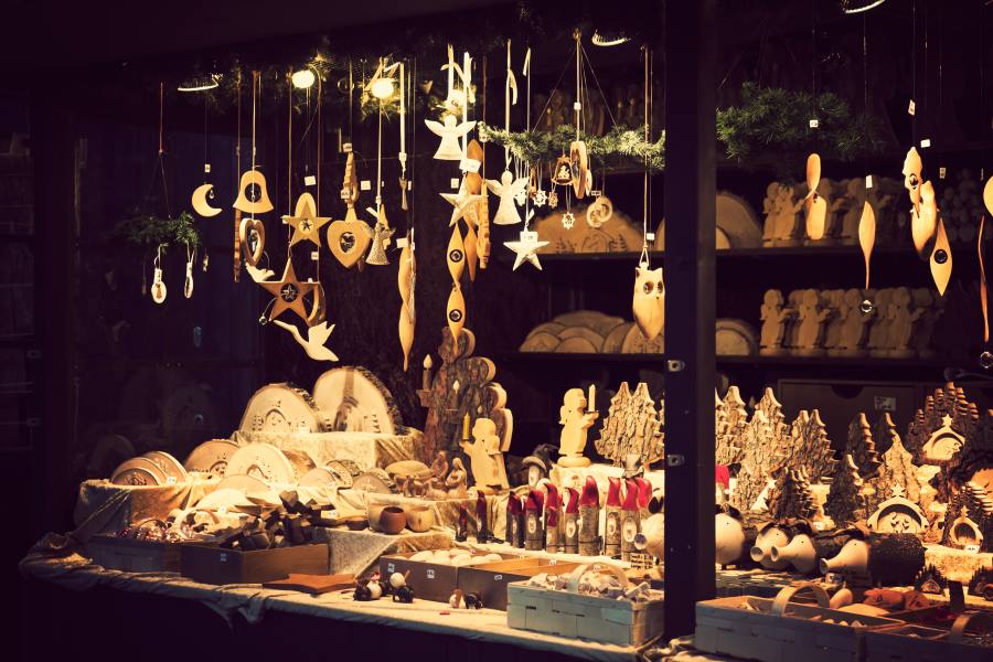 Weihnachtsdeko aus Holz auf einem Weihnachtsmarkt