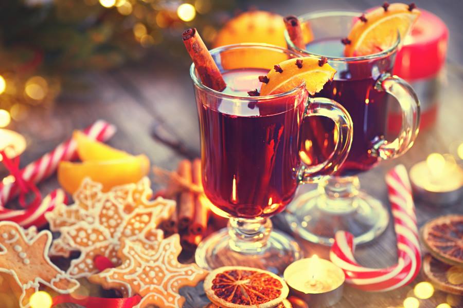 Glühwein auf einem Weihnachtsmarkt