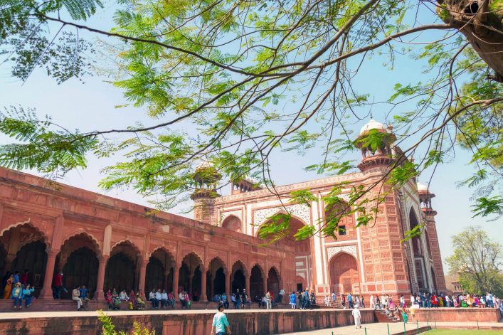 Rotes-Fort-am-Taj-Mahal-EDITORIAL-ONLY-Jtasphoto-iStock-920353472