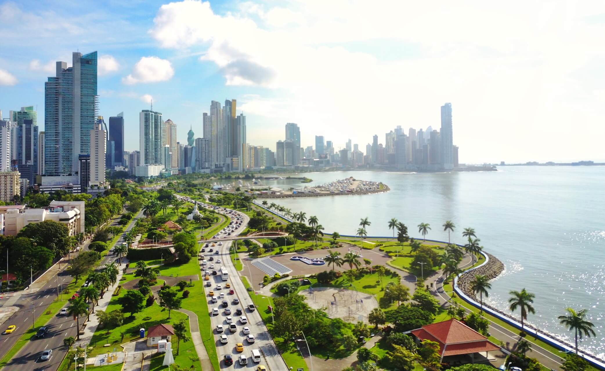 Skyline von Panama mit begrüntem Park im Vordergrund.