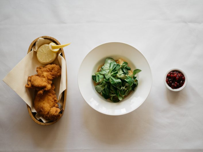 4168_arthotel-blaue-gans-backhendl-mit-erdaepfel-vogerlsalat-und-handgeruehrten-selbstgemachten-preiselbeeren