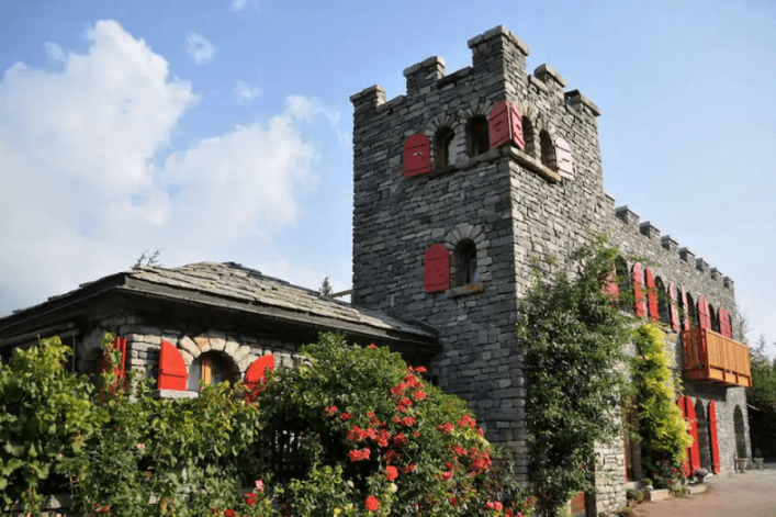 UG-Airbnb_castle0
