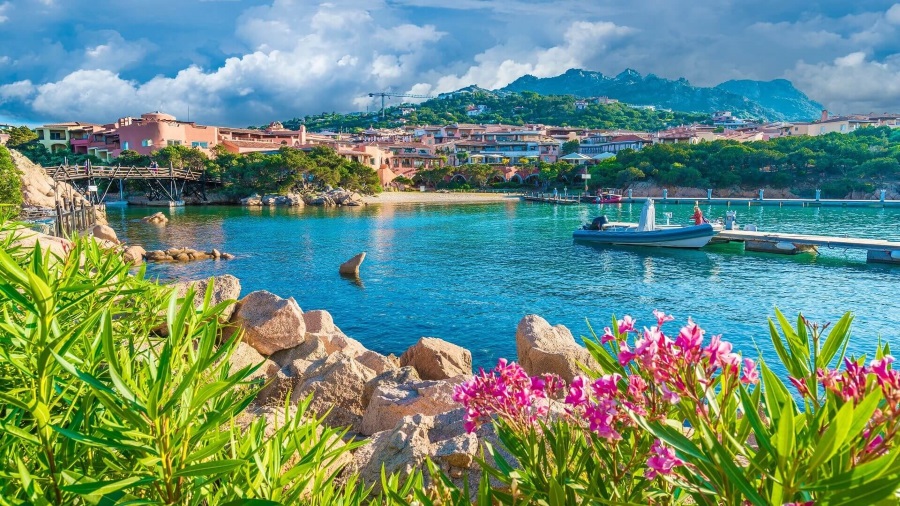 Aussicht-auf-Hafen-und-Dorf-Porto-Cervo-Region-Olbia-Tempio-Insel-Sardinien-Italien_shutterstock_1174769416_900x600