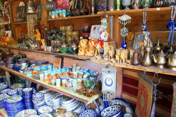Traditionelle-regionale-Souveniers-in-Jordanien_iStock-512152222_900x600