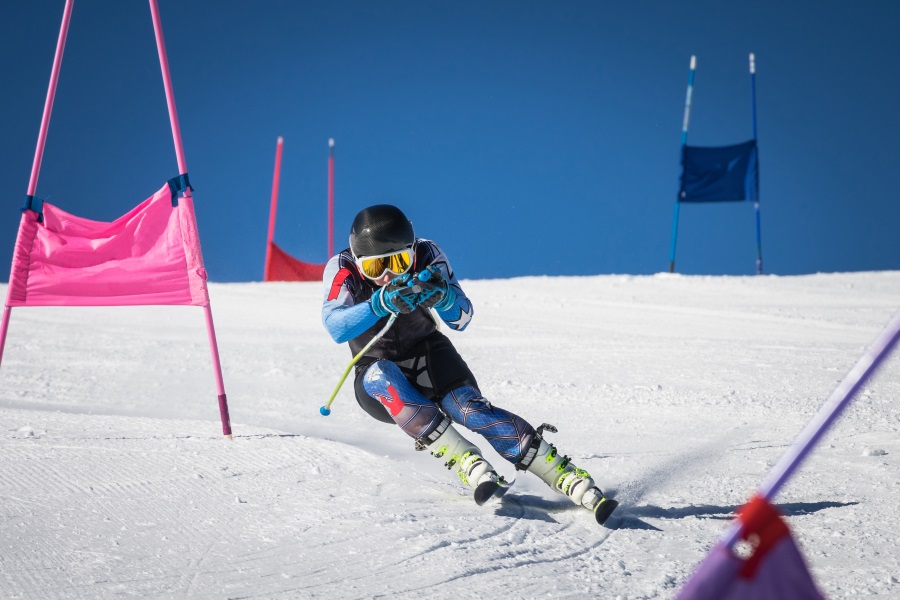 Wintersportler beim alpinen Skiwettbewerb