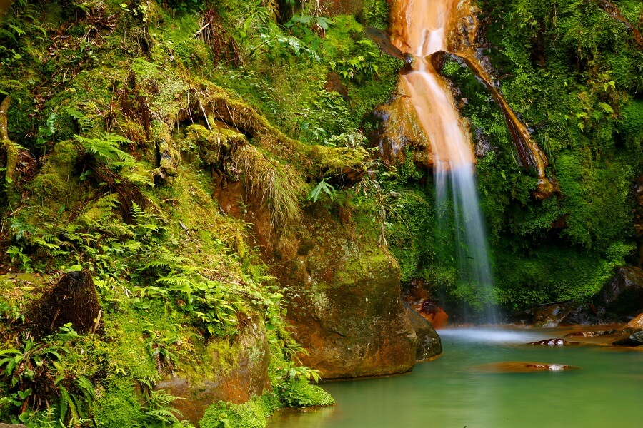 Wasserfall Caldeira (Caldera) Velha auf der Insel So Miguel, Azoren
