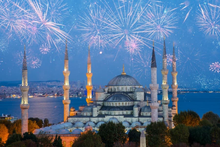 Die-tuerkische-Grossstadt-am-Bosporus-Istanbul-wird-zum-Jahreswechsel-noch-magischer_-shutterstock_2226608501-1