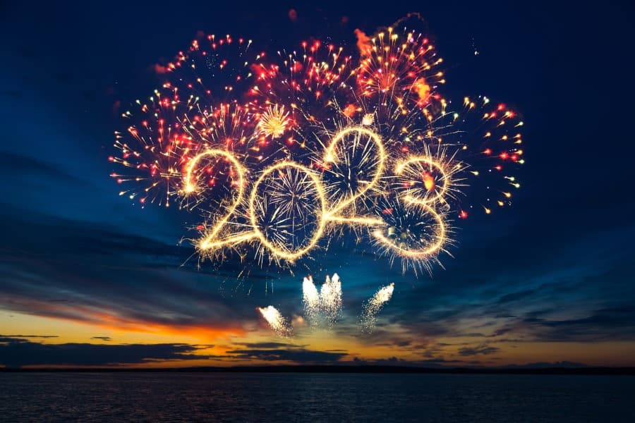 Ein-Silvester-Feuerwerk-das-das-Jahr-2023-in-Ziffern-darstellt_shutterstock_2215825009-1