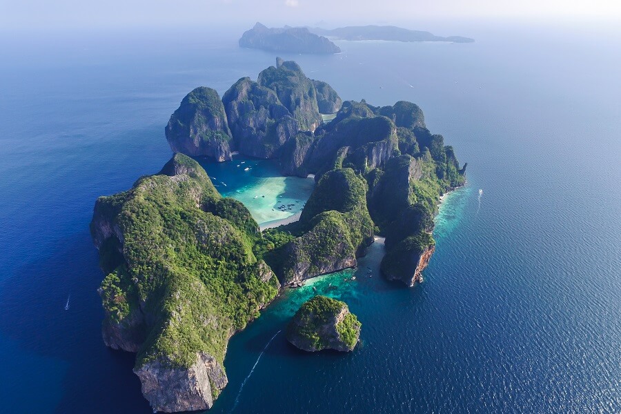 Phi-Phi-Leh-mit-Maya-Bay-und-Pileh-Lagoon.-Provinz-Krabi-Thailand_shutterstock_624697247