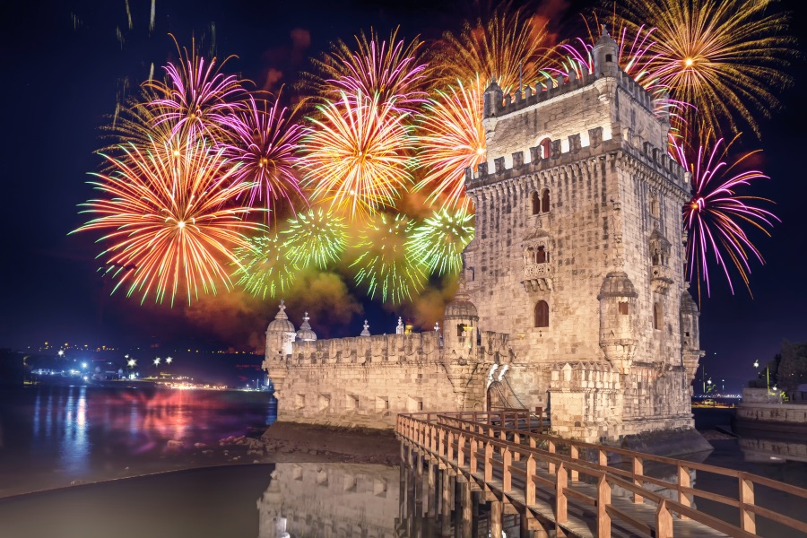 Turm Belem in Lissabon mit buntem Feuerwerk