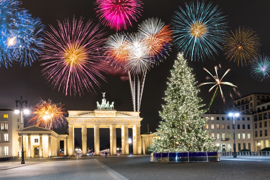 Brandenburger Tor in Berlin, Deutschland, mit Feuerwerken und Weihnachtsbaum