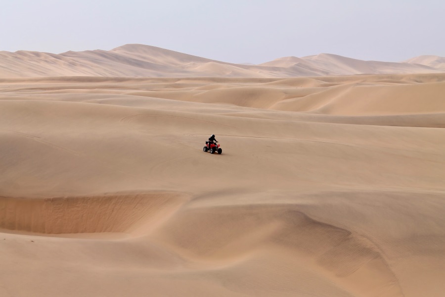 Quad fahren in der Wüste.