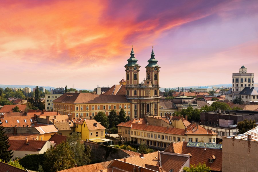 Stadt-Eger-Ungarn_shutterstock_262561262