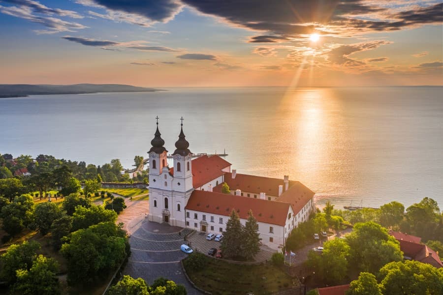 Ungarn_Tihany_Kloster_shutterstock_1467192239-1