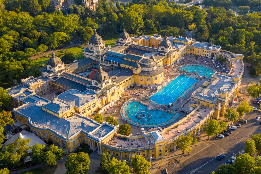 Szechenyi-Thermalbad-Budapest_shutterstock_1497757388