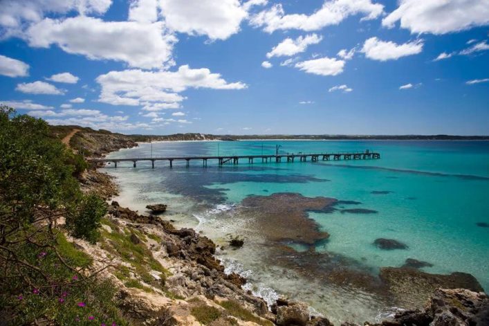 Vivonne_bay_kangoroo_island_iStock-117467815